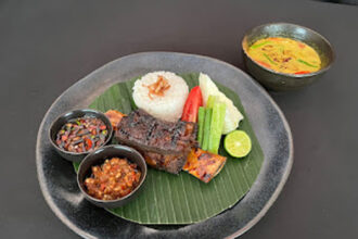 Hotel Harper MT Haryono Jakarta Hadirkan Iga Bakar Kuah Tongseng dan Pisang Madu. (dok. Harper MT Haryono)