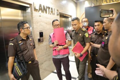 Dua dari tiga tersangka dugaan perintangan penyidikan hendak dilakukan penahanan di Rutan Kejaksaan Agung. Foto: Puspenkum Kejaksaan Agung