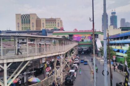 Jalan yang mengarah ke pasar tekstil Tanah Abang. Foto: Istock @lightpainters83