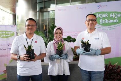 VP Sustainability Telkom Gunawan Wasisto Ciptaning Andri (kiri), Ketua Srikandi TelkomGroup Reni Yustiani (tengah), dan SVP Group Sustainability and Corporate Communication Telkom Ahmad Reza (kanan) saat peringatan Hari Bumi Sedunia yang dikemas dalam program “Jejak Hijau Srikandi” di Telkom Landmark Tower, Jakarta, pada Selasa (22/4/2025). Foto: Telkom Indonesia