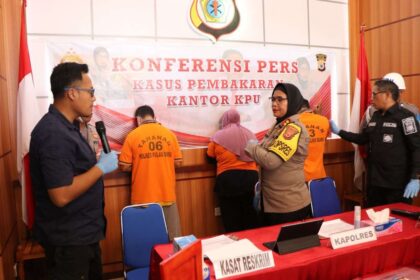 Polisi tetapkan tiga tersangka kasus pembakaran kantor KPU Buru. Foto: Ist