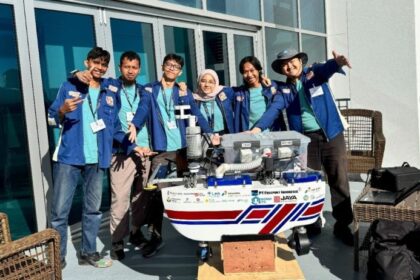 (Ki-ka) Arundaya Pratama Nurhasan, Muhammad Lukman Hakim ST MT, M Farras Rheza Firmansyah, Alifa Hikmawati, M Andi Abdillah, dan Taib Izzat Samawi sebagai Tim Barunastra ITS saat bersiap mengikuti ajang IRC 2025 bersama kapal robot Nala Ares rancangannya. Foto: ITS