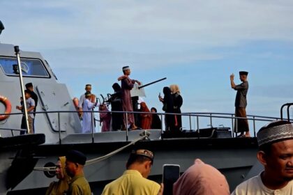 Masyarakat beramai-ramai mengunjungi Kapal Perang TNI AL sekedar untuk berpose dengan keluarga atau kerabat dan teman-teman. Foto: Lantamal Makassar