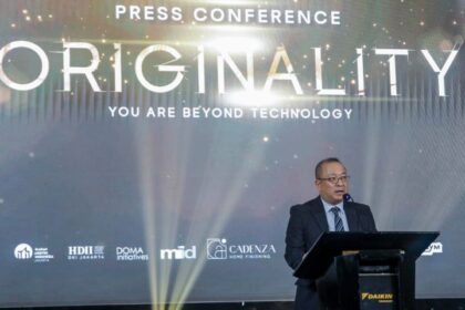 Presiden Direktur PT Daikin Airconditioning Indonesia, Shinji Miyata, saat memberikan kata sambutan pembukaan kompetisi Daikin Proshop Designer Award di kawasan Mega Kuningan, Jaksel, Jumat (25/4/2025). Foto: Daikin Indonesia