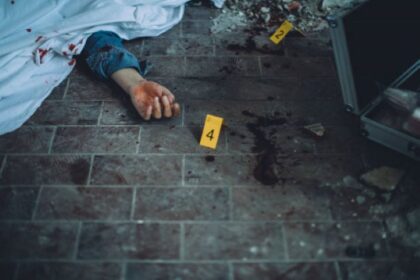 Ilustrasi, Detektif dan forensik di TKP pembunuhan saat mengumpulkan bukti. Foto: Istock @South_agency