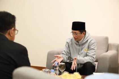 Menag Nasaruddin Umar saat akan bertolak ke Madinah, Arab Saudi.