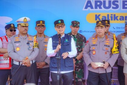 Menteri Kesehatan, Budi Gunadi Sadikin, turut melakukan pengecekan One Way Nasional di KM 70 Cikatama bersama Kapolri Jenderal Polisi Listyo Sigit Prabowo, Menteri Perhubungan Dudy Purwagandhi. Foto: Polri
