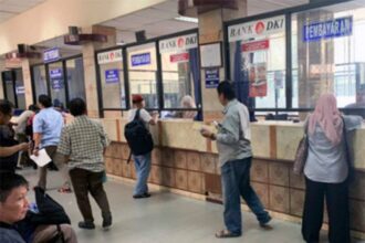 Ilustrasi warga membayar pajak kendaraan bermotor. Foto: Ist