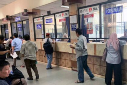 Ilustrasi warga membayar pajak kendaraan bermotor. Foto: Ist
