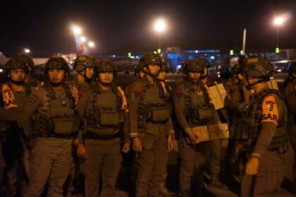 Sebanyak 77 Personel Gabungan dari Mako Korbrimob, Mako Pasukan Pelopor, Resimen I, dan Resimen II Pasukan Pelopor diberangkatkan dari Bandara Soekarno Hatta, Jakarta, pada Minggu (20/4/2025) malam. Foto: Humas Polri
