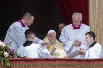 Paus Fransiskus saat menghadiri peringatan Paskah atau Jumat Agung di Vatikan. Foto: Catholic News Agency