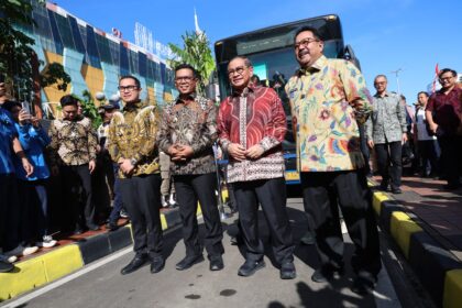 Gubernur DKI Jakarta Pramono Anung (batik merah) bersama Wakil Wali Kota Tangsel Pilar Saga, Gubernur Banten Andra Soni dan Wakul Gubernur DKI Rano Karno pada peresmian Jabodetabek rute Alam Sutera Blok M. Foto : Ist
