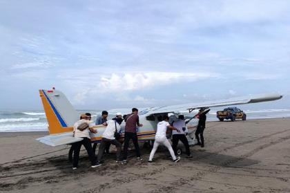Pesawat jenis capung yang merupakan peserta Pangandaran Air Show 2025 mendarat darurat di Pantai Pangandaran diduga akibat kegagalan mesin. (Foto: MPI