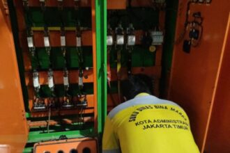 Sejumlah petugas Suku Dinas Bina Marga Kota Jakarta Timur melakukan perbaikan masalah kerusakan panel Timer Switch (TS) yang berdampak pada puluhan lampu penerangan jalan umum (PJU) padam di Jalan Raya Rawamangun, Pulogadung, pada Selasa (22/4/2025) dini hari. Foto: Ist