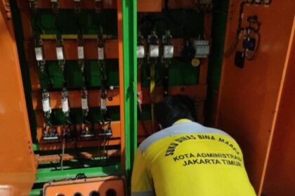 Sejumlah petugas Suku Dinas Bina Marga Kota Jakarta Timur melakukan perbaikan masalah kerusakan panel Timer Switch (TS) yang berdampak pada puluhan lampu penerangan jalan umum (PJU) padam di Jalan Raya Rawamangun, Pulogadung, pada Selasa (22/4/2025) dini hari. Foto: Ist