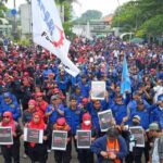 Demonstrasi buruh di kawasan gedung kementerian tenaga kerja (Kemnaker). Foto: KSPI