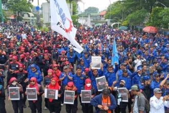Demonstrasi buruh di kawasan gedung kementerian tenaga kerja (Kemnaker). Foto: KSPI