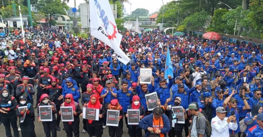 Demonstrasi buruh di kawasan gedung kementerian tenaga kerja (Kemnaker). Foto: KSPI