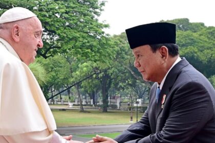 Prabowo Subianto bersalaman dengan Paus Fransiskus. Foto: Instagram @prabowo