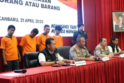 Debt collector penganiaya wanita depan Polsek Bukitraya ditangkap. Foto: Polda Riau