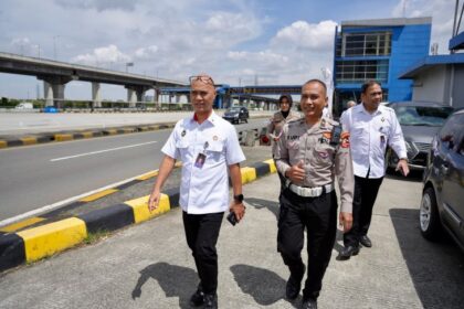 Kepala Biro Humas, Data, dan Informasi Kemenko Polkam Brigjen Pol Moehammad Syafrial saat peninjauan di tol Cikampek, Jumat (4/4/2025). Foto: Dok Kemenko Polkam