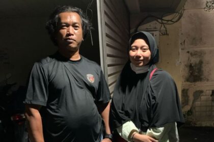 Pelaku penipuan modus transfer palsu, Tessa Nur Aliyah, 31, saat diamankan anggota SatReskrim Polres Metro Jakarta Selatan. Pelaku menyampaikan permohonan maaf kepada pihak korban, mediasi hingga kasus berakhir damai, Kamis (17/4/2025). Foto: Ist