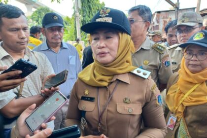 Plt Wali Kota Administrasi Jakarta Timur, Iin Muthmainah dan jajaran Aparatur Sipil Negara (ASN). Foto: Joesvicar Iqbal/dok/ipol.id