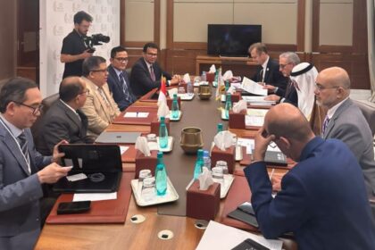 Wakil Menteri Perumahan dan Kawasan Permukiman (PKP) Fahri Hamzah mengadakan pertemuan bilateral dengan Presiden IsDB Group Muhammad Sulaiman Al Jasser dalam rangkaian Annual Meeting Islamic Development Bank (IsDB) 2025 di Aljir, Aljazair. Foto: Ist