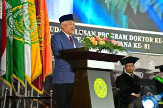 Prof. Din syamsuddin, anggota BPH Universitas Muhammadiyah Jakarta saat menyampaikan pidato dalam prosesi wisuda di Gedung Cendekia UMJ, Rabu (21/5/2025). Foto: Ist