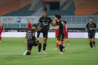 Selebrasi Alex Martins Ferreira usai membobol gawang Persebaya, Jumat (21/2). (Media Dewa United FC)