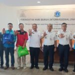 BPJS Ketenagakerjaan Cabang Jakarta Grogol membagikan paket sembako sekaligus mendorong perluasan kepesertaan Jaminan Sosial Ketenagakerjaan dalam momentum peringatan Hari Buruh Internasional 2025. Foto: Ist