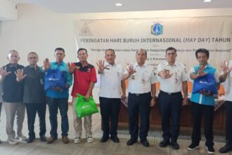 BPJS Ketenagakerjaan Cabang Jakarta Grogol membagikan paket sembako sekaligus mendorong perluasan kepesertaan Jaminan Sosial Ketenagakerjaan dalam momentum peringatan Hari Buruh Internasional 2025. Foto: Ist