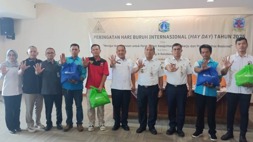 BPJS Ketenagakerjaan Cabang Jakarta Grogol membagikan paket sembako sekaligus mendorong perluasan kepesertaan Jaminan Sosial Ketenagakerjaan dalam momentum peringatan Hari Buruh Internasional 2025. Foto: Ist
