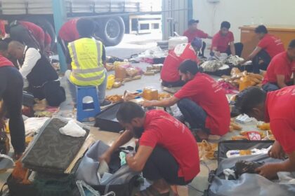 Barang bawaan jemaah haji yang tidak sesuai ketentuan, dibongkar saat pemeriksaan bagasi. (Foto: MCH 2024)