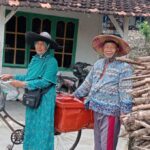 Sumarno Dirjo Romentu dan Sukarti, pasangan suami istri pedagang keliling pentol bakso berangkat haji setelah perjuangan menabung 27 tahun. Foto: Ist