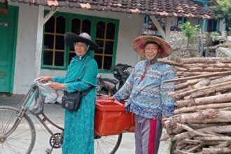 Sumarno Dirjo Romentu dan Sukarti, pasangan suami istri pedagang keliling pentol bakso berangkat haji setelah perjuangan menabung 27 tahun. Foto: Ist