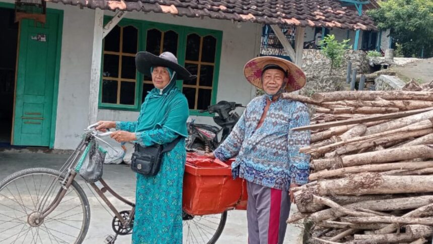 Sumarno Dirjo Romentu dan Sukarti, pasangan suami istri pedagang keliling pentol bakso berangkat haji setelah perjuangan menabung 27 tahun. Foto: Ist