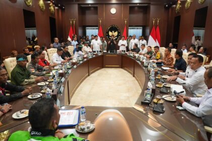 Jajaran Kemenko Polkam saat memfasilitasi pertemuan antara Kementerian Perhubungan dan Mitra Ojek Daring. Foto: Dok Kemenko Polhukam