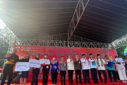 BPJS Ketenagakerjaan menyerahkan paket sembako untuk buruh di peringatan May Day 2025 di Jakarta Utara. Foto: Ist