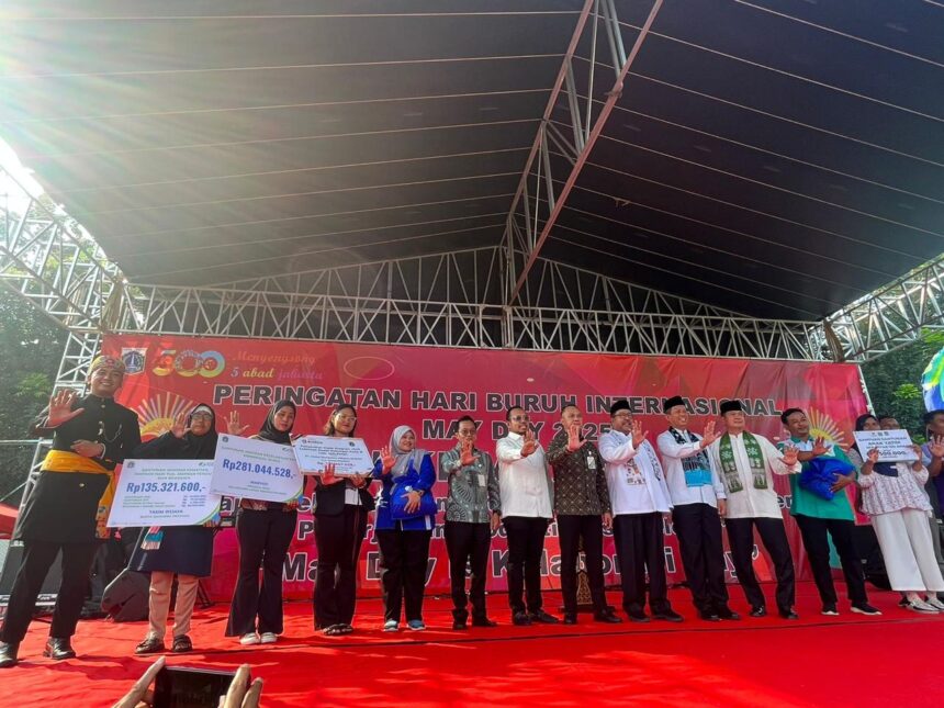 BPJS Ketenagakerjaan menyerahkan paket sembako untuk buruh di peringatan May Day 2025 di Jakarta Utara. Foto: Ist