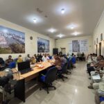 Kantor Cabang BPJS Ketenagakerjaan Jakarta Pluit melalui sosialisasi program dan manfaat BPJS Ketenagakerjaan kepada komunitas pekerja di kawasan Museum Fatahillah, Kota Tua. Foto: Ist