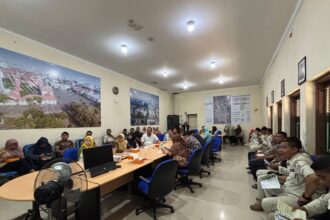 Kantor Cabang BPJS Ketenagakerjaan Jakarta Pluit melalui sosialisasi program dan manfaat BPJS Ketenagakerjaan kepada komunitas pekerja di kawasan Museum Fatahillah, Kota Tua. Foto: Ist