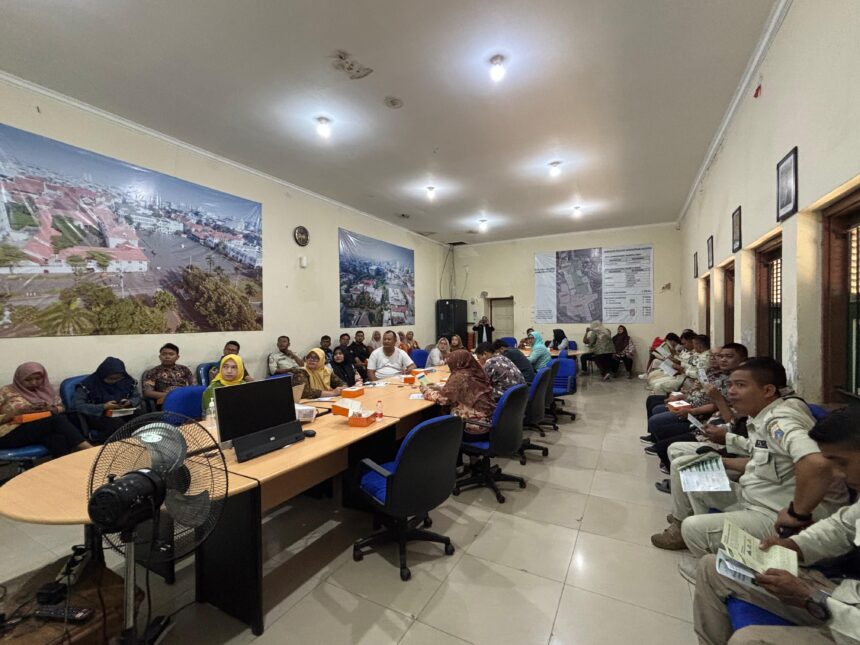 Kantor Cabang BPJS Ketenagakerjaan Jakarta Pluit melalui sosialisasi program dan manfaat BPJS Ketenagakerjaan kepada komunitas pekerja di kawasan Museum Fatahillah, Kota Tua. Foto: Ist