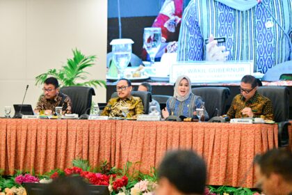 Wakil Gubernur Sulawesi Selatan, Fatmawati Rusdi, menghadiri sekaligus membuka RUPS Tahunan Tahun Buku 2024 dan RUPS Luar Biasa Tahun 2025 PT Bank Sulselbar di Jasmine Hall, Hotel Claro, Makassar, Rabu (14/5/2025). Foto: Ist
