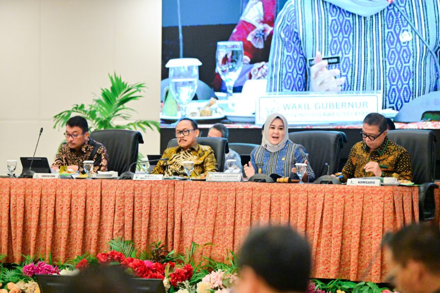 Wakil Gubernur Sulawesi Selatan, Fatmawati Rusdi, menghadiri sekaligus membuka RUPS Tahunan Tahun Buku 2024 dan RUPS Luar Biasa Tahun 2025 PT Bank Sulselbar di Jasmine Hall, Hotel Claro, Makassar, Rabu (14/5/2025). Foto: Ist