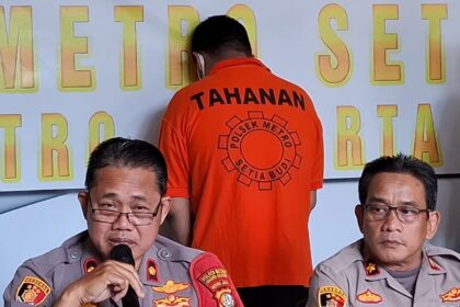 Kapolsek Setiabudi, Kompol Firman, didampingi Kasihumas Polres Metro Jakarta Selatan, Kompol Murodih, dalam pengungkapan kasus asusila dugaan pesta seks dan gelar barang bukti di Mapolsek, Selasa (27/5/2025). Foto: Joesvicar Iqbal/ipol.id