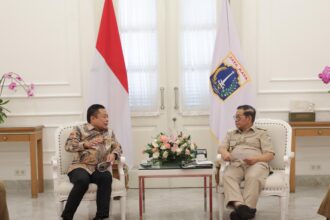 Direktur Utama PT Telkom Indonesia (Persero) Tbk (Telkom) Ririek Adriansyah beserta jajaran saat melakukan audiensi untuk melaporkan secara langsung kesiapan penyelenggaraan acara tahunan TelkomGroup tersebut kepada Gubernur DKI Jakarta Pramono Anung, pada Selasa (29/4/2025). Foto: Telkom Indonesia