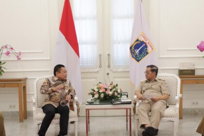 Direktur Utama PT Telkom Indonesia (Persero) Tbk (Telkom) Ririek Adriansyah beserta jajaran saat melakukan audiensi untuk melaporkan secara langsung kesiapan penyelenggaraan acara tahunan TelkomGroup tersebut kepada Gubernur DKI Jakarta Pramono Anung, pada Selasa (29/4/2025). Foto: Telkom Indonesia