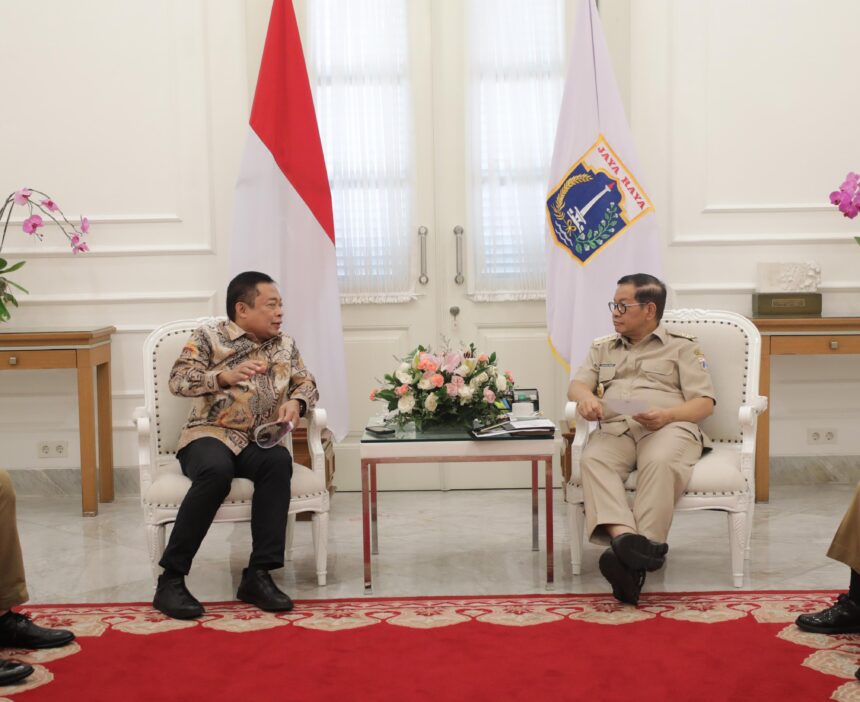 Direktur Utama PT Telkom Indonesia (Persero) Tbk (Telkom) Ririek Adriansyah beserta jajaran saat melakukan audiensi untuk melaporkan secara langsung kesiapan penyelenggaraan acara tahunan TelkomGroup tersebut kepada Gubernur DKI Jakarta Pramono Anung, pada Selasa (29/4/2025). Foto: Telkom Indonesia