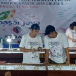 Tim juri melakukan penilaian sejumlah batu yang dilombakan dalam Kontes Batu Akik Nusantara Memperebutkan Piala Pasar Jaya Cibubur di Pasar Cibubur, Jakarta Timur, pada Minggu (11/5/2025) sore. Foto: Joesvicar Iqbal/ipol.id